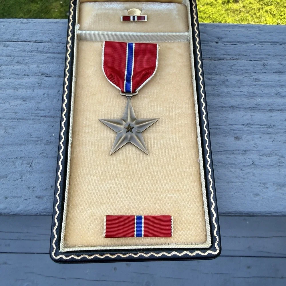 WWII US Military Bronze Star Medal Ribbon Bar Lapel Pin Original Presentation
